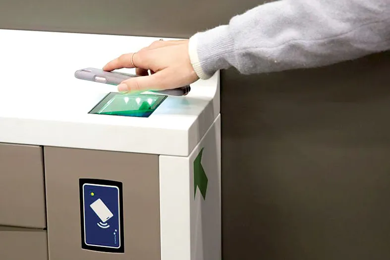Khách hàng sử dụng ứng dụng Amazon Go tại siêu thị của Amazon