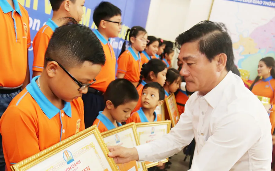 Đại diện Công ty Kim Oanh trong 1 lần trao học bổng cho các em học sinh