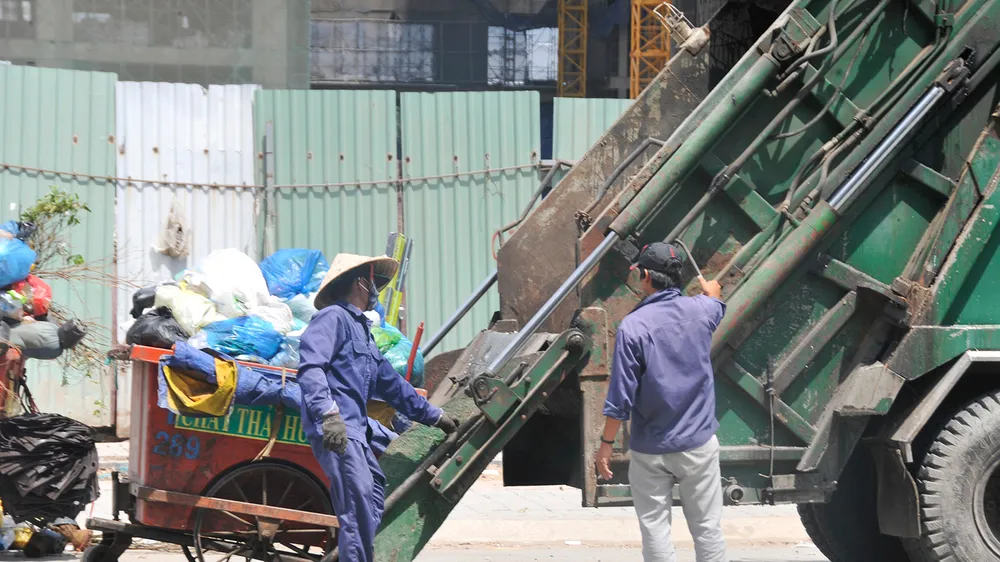 Thu gom rác tại một công ty dịch vụ công ích. Ảnh: Cao Thăng