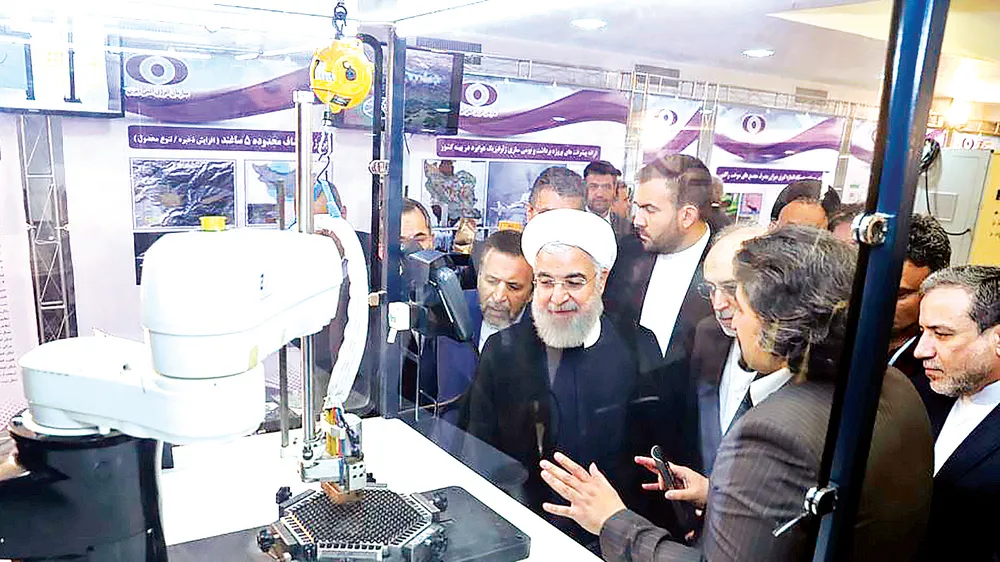Tổng thống Iran Hassan Rouhani nghe giới thiệu về công nghệ hạt nhân Iran tại Tehran
