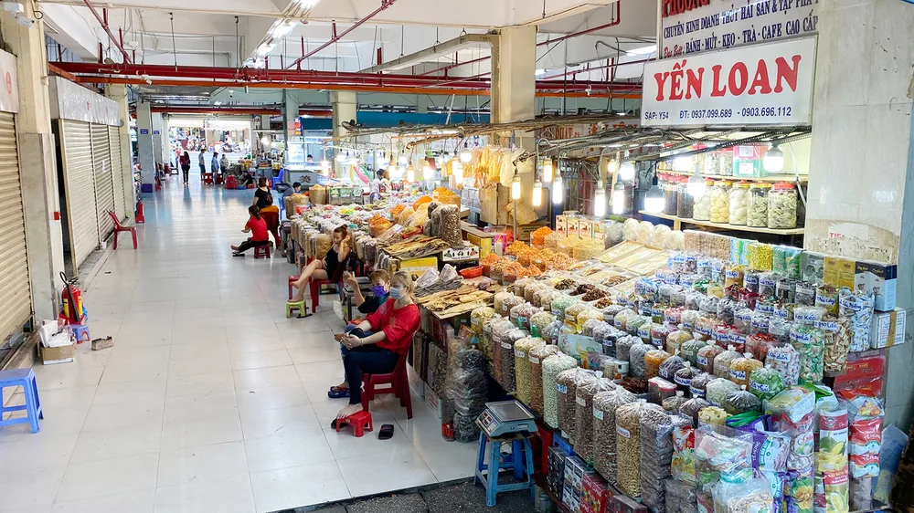 Cảnh đìu hiu ở chợ An Đông, không bóng dáng người mua. Ảnh: CAO THĂNG