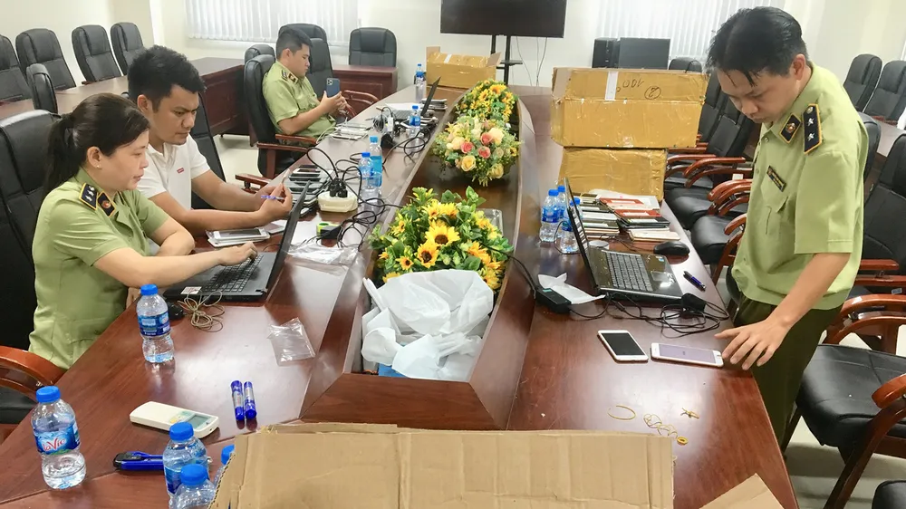 Cán bộ QLTT TPHCM kiểm đếm lô hàng iPhone trôi nổi, trị giá hàng tỷ đồng