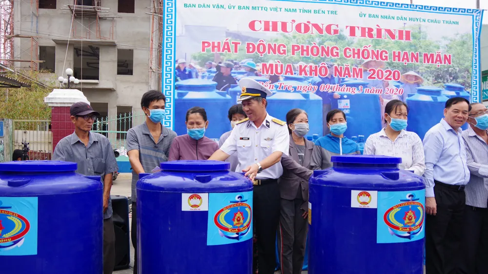 Đại tá Đinh Văn Thắng, Phó Tư lệnh Vùng 2 Hải quân trao bồn chứa nước cho đại diện người dân