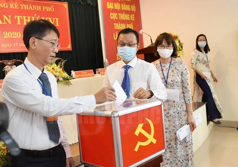 Các đại biểu bỏ phiếu bầu Ban Chấp hành Đảng bộ Cục Thống kê TP lần thứ XVI, nhiệm kỳ 2020 - 2025. Ảnh: hcmcpv