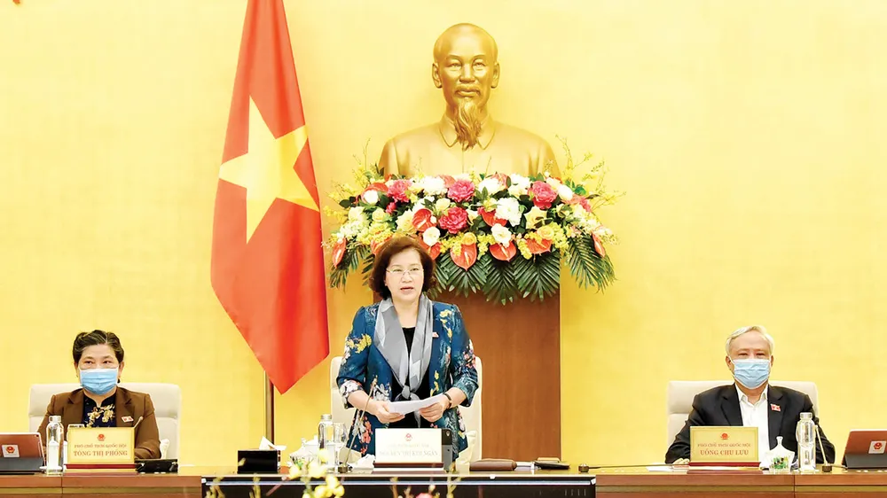 Chủ tịch Quốc hội Nguyễn Thị Kim Ngân chủ trì và phát biểu bế mạc Phiên họp thứ 43 của Ủy ban Thường vụ Quốc hội. Ảnh: TTXVN