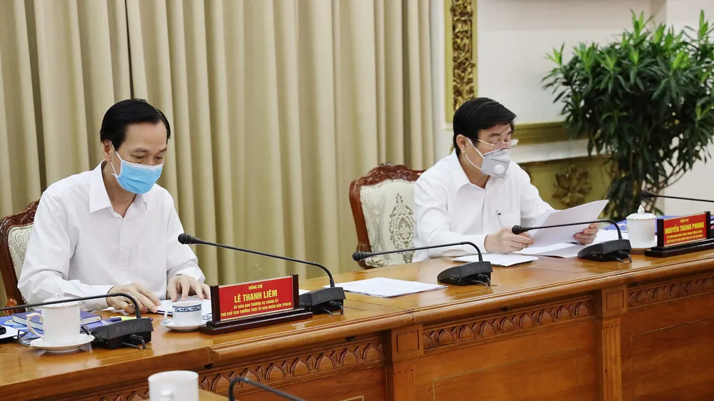Chủ tịch UBND TPHCM Nguyễn Thành Phong và Phó Chủ tịch Thường trực UBND TPHCM Lê Thanh Liêm chủ trì cuộc họp. Ảnh: TTBC TPHCM