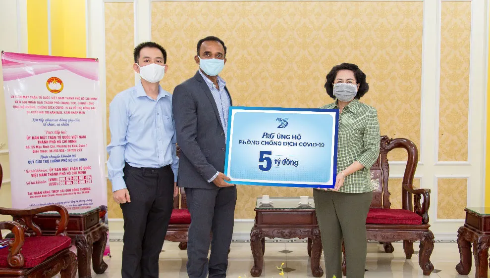 Bà Tô Thị Bích Châu, Chủ tịch Ủy ban MTTQ Việt Nam TPHCM, tiếp nhận ủng hộ từ P&G Việt Nam