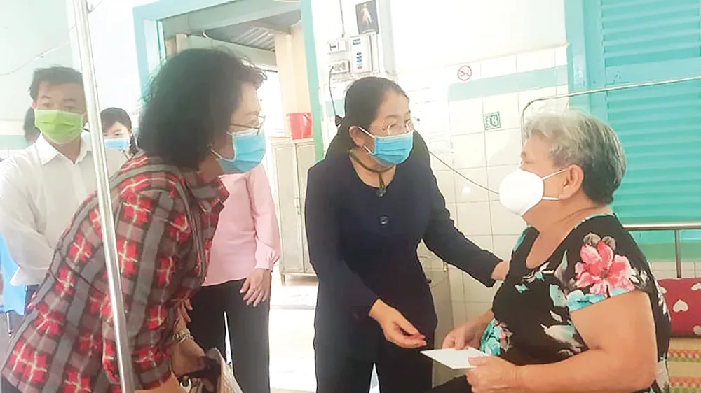 Thăm, tặng quà các trung tâm hỗ trợ xã hội 