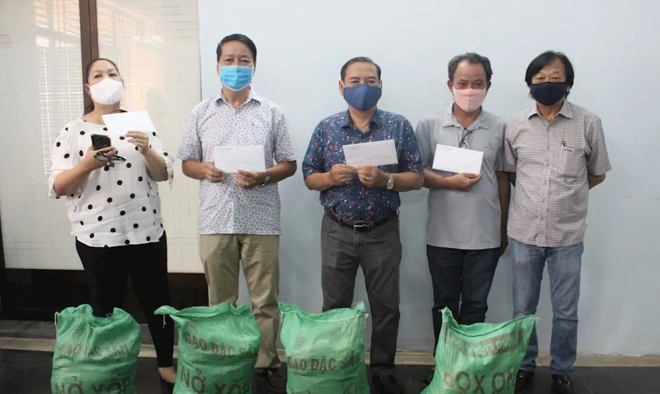 Các đơn vị sân khấu xã hội hóa nhận hỗ trợ từ Ban Ái hữu Nghệ sĩ (Hội Sân khấu TPHCM) ngày 24-4. Ảnh: hcmcpv