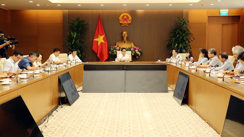 Phó Thủ tướng Vũ Đức Đam nghe báo cáo tiến độ thực hiện Đề án Biên soạn Bách khoa toàn thư Việt Nam; Đề án phát triển Hệ tri thức Việt số hoá, sáng 26-6. Ảnh: VGP/Đình Nam