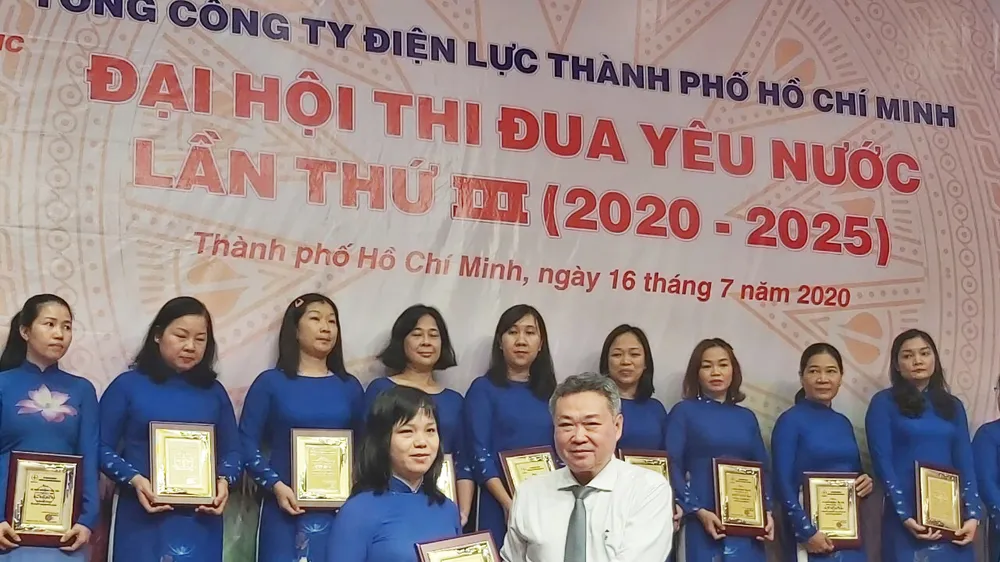 Các tập thể, cá nhân điển hình Tổng Công ty Điện lực TPHCM nhận bằng khen của Thủ tướng Chính phủ