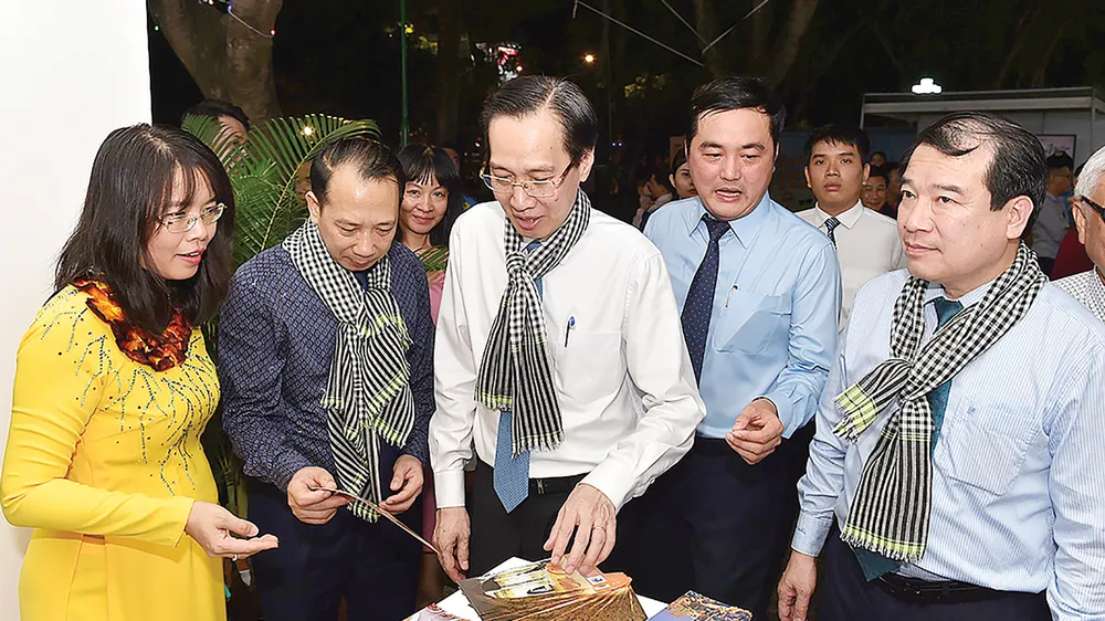 Phó Chủ tịch Thường trực UBND TPHCM Lê Thanh Liêm cùng các đại biểu tham quan gian hàng tại Ngày hội Du lịch TPHCM