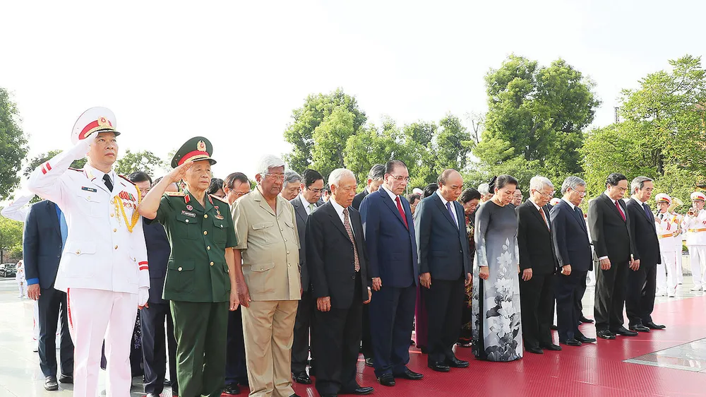 Lãnh đạo Đảng, Nhà nước dự lễ tưởng niệm các Anh hùng liệt sĩ tại Đài tưởng niệm các Anh hùng liệt sĩ (đường Bắc Sơn, Hà Nội). Ảnh: QUANG PHÚC