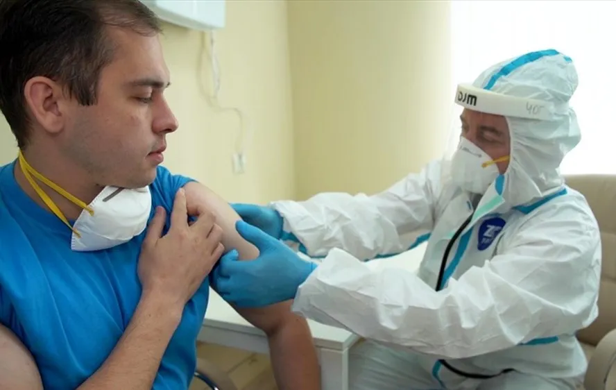 Thử nghiệm tiêm vaccine Covid-19 cho một tình nguyện viên Nga. Ảnh: Bộ Quốc phòng Nga/Ria Novosti