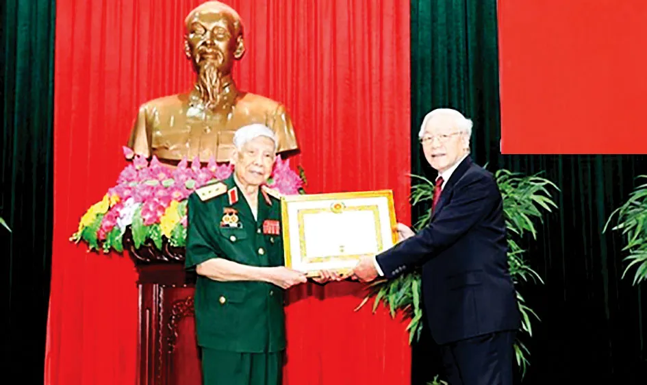 Tổng Bí thư, Chủ tịch nước Nguyễn Phú Trọng, Bí thư Quân ủy Trung ương, trao Huy hiệu 70 năm tuổi Đảng tặng đồng chí Lê Khả Phiêu ngày 25-8-2019. Ảnh: TTXVN