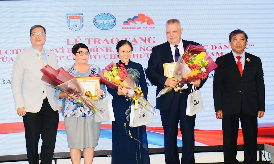 Các cá nhân nhận Kỷ niệm chương “Vì hòa bình, hữu nghị giữa các dân tộc”. Ảnh: hcmcpv