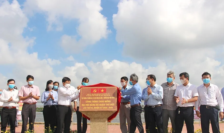Các đồng chí lãnh đạo quận Thủ Đức thực hiện nghi thức công bố hoàn thành bờ kè sông Sài Gòn (đoạn Khu phố 5, phường Hiệp Bình Phước). Ảnh: hcmcpv