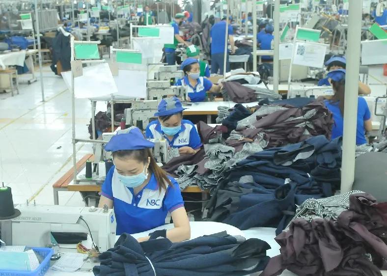 May xuất khẩu sang Hoa Kỳ, châu Âu, Nhật Bản tại Tổng công ty Cổ phần May Nhà Bè (Ảnh chụp ngày 26-8-2020). Ảnh: CAO THĂNG