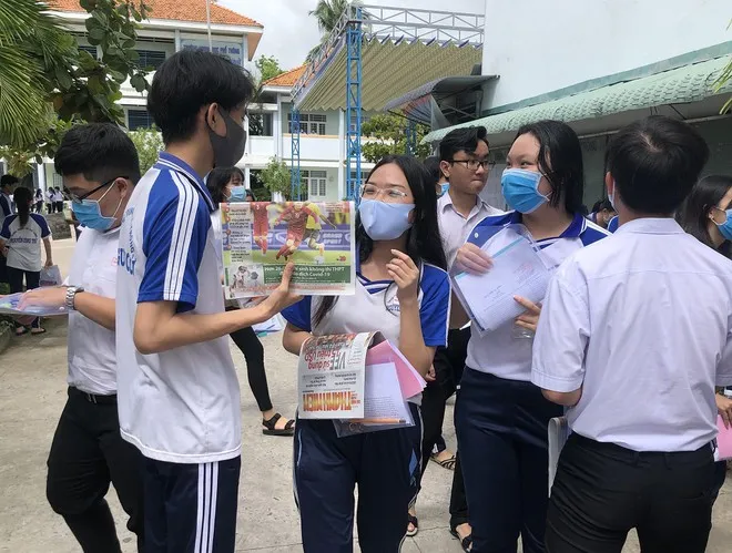 Thí sinh dự thi tại Trường THPT Nguyễn Công Trứ, TP Long Xuyên, tỉnh An Giang ra về sau khi thi xong môn ngữ văn kỳ thi tốt nghiệp THPT 2020. Ảnh: Trần Ngọc/Thanh Niên