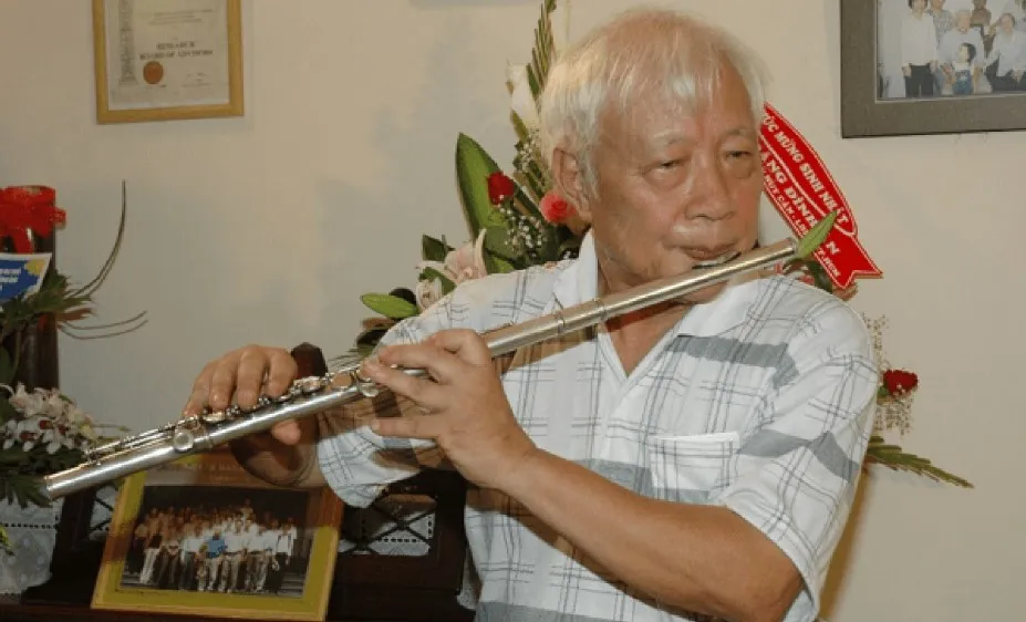 GS Đặng Đình Áng trình diễn flute vào dịp sinh nhật tuổi 80