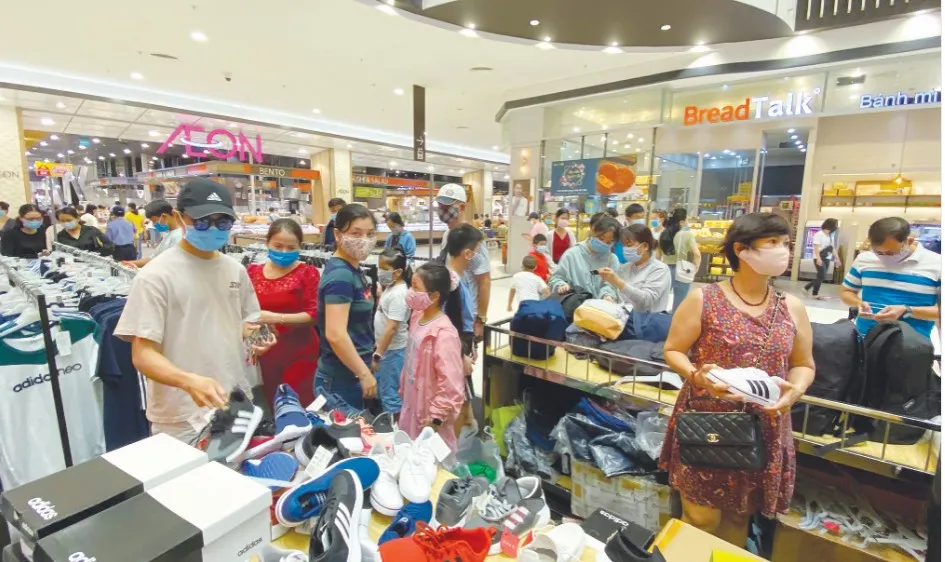 Người dân mua sắm tại siêu thị AEON Mall Bình Tân, TPHCM dịp lễ 2-9. Ảnh: CAO THĂNG