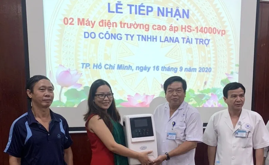Đại diện Bệnh viện Thống Nhất tiếp nhận tài trợ 02 máy điện trường cao áp HS-14000vp