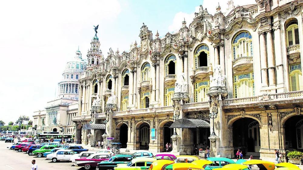 Khu phố cổ Havana - địa điểm du lịch nổi tiếng ở thủ đô La Habana của Cuba 