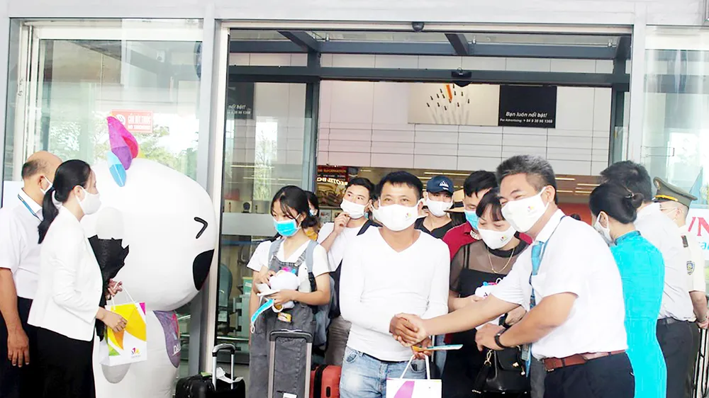 Đại diện Sở Du lịch TP Đà Nẵng tặng quà đoàn khách đầu tiên trở lại thành phố