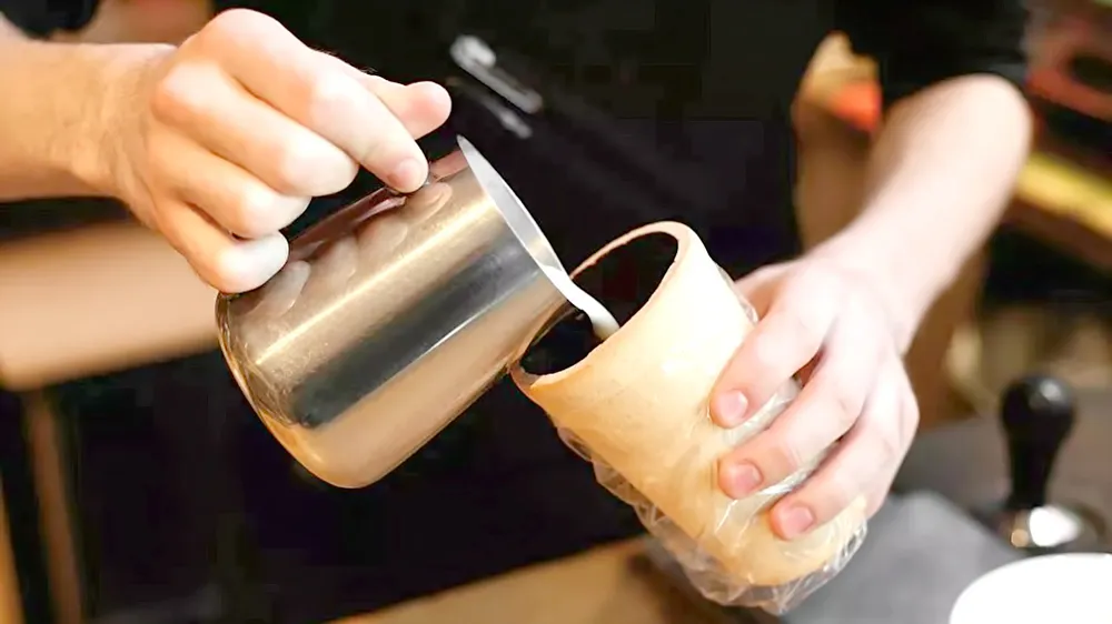 Uống cà phê, ăn cả ly
