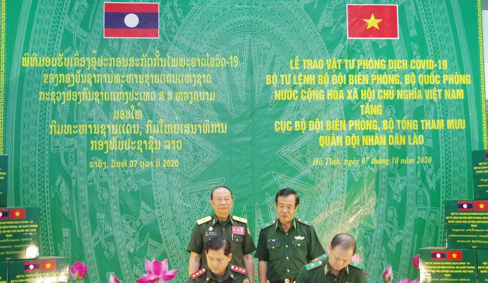 Lãnh đạo Bộ đội Biên phòng hai nước Việt Nam - Lào ký biên bản bàn giao và tiếp nhận vật tư y tế