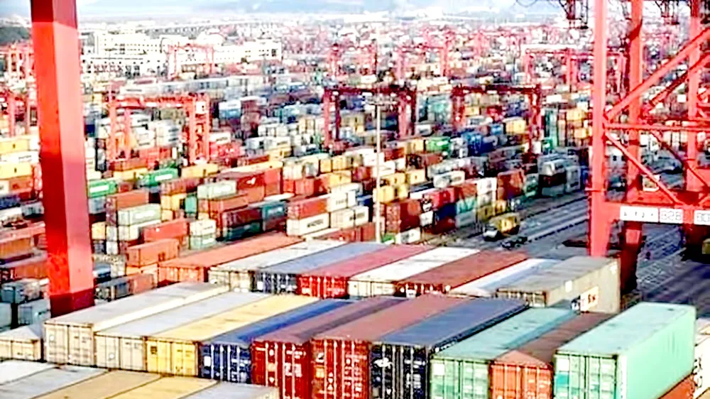 Vận chuyển hàng hóa tại cảng container ở Los Angeles, Mỹ