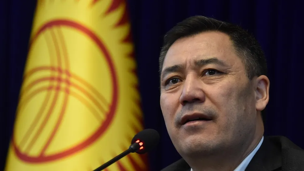 Tân Thủ tướng Kyrgyzstan Sadyr Zhaparov phát biểu tại cuộc họp báo ở Bishkek ngày 10-10-2020. Ảnh: AA/TTXVN