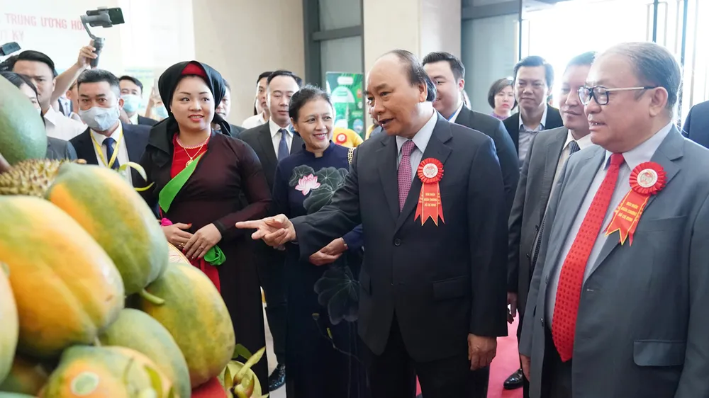 Thủ tướng Nguyễn Xuân Phúc tham quan khu triển lãm tại Đại hội Hội Nông dân Việt Nam. Ảnh: QUANG PHÚC