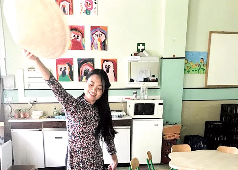 Cô Liên giới thiệu về Việt Nam với các bé mẫu giáo