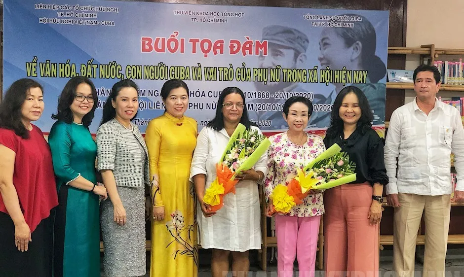 Các đại biểu tặng hoa và chụp ảnh lưu niệm tại buổi tọa đàm. Ảnh: hcmcpv