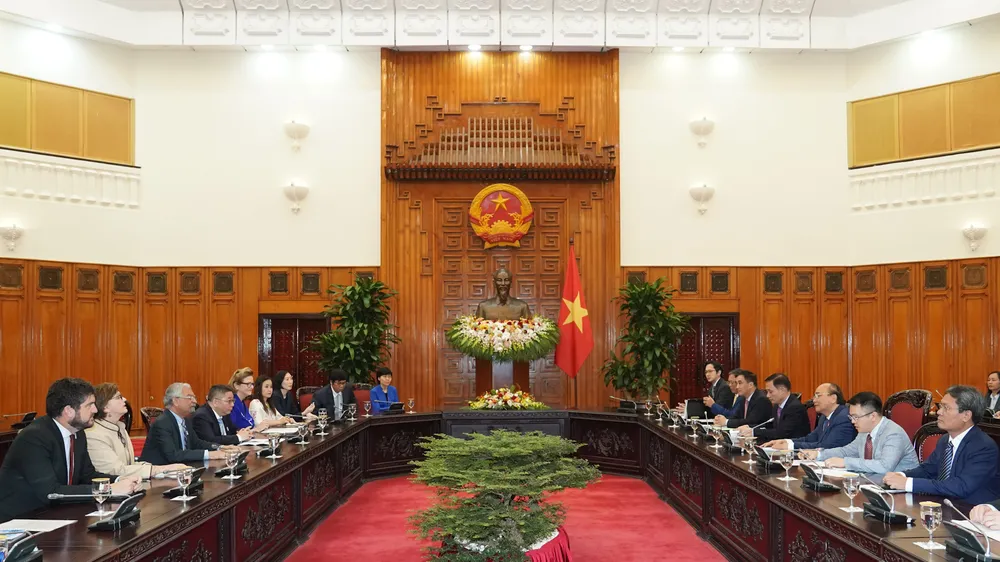 Thủ tướng Nguyễn Xuân Phúc tiếp Điều phối viên Liên Hợp Quốc, ông Kamal Malhotra và Trưởng đại diện các tổ chức LHQ tại Việt Nam chiều 21/10. Ảnh VGP/Quang Hiếu
