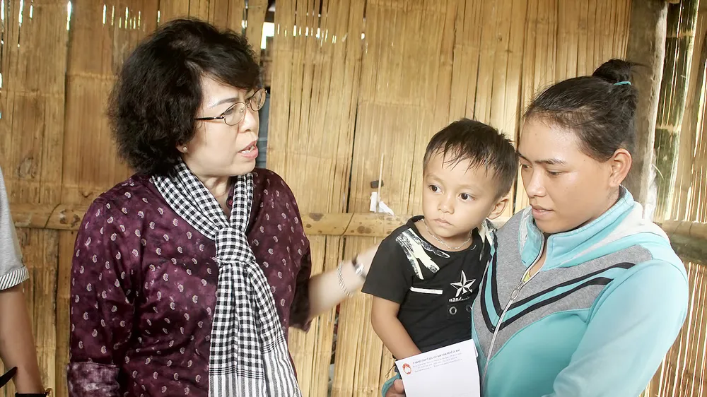 Chủ tịch Ủy ban MTTQ Việt Nam TPHCM Tô Thị Bích Châu thăm hỏi một hộ dân xã Sơn Trung, Sơn Hà, Quảng Ngãi