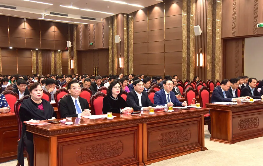 Các đồng chí lãnh đạo thành phố Hà Nội dự hội nghị tổng kết thực hiện Chỉ thị số 35-CT/TƯ, ngày 30-5-2019 của Bộ Chính trị về “Đại hội đảng bộ các cấp tiến tới Đại hội đại biểu toàn quốc lần thứ XIII của Đảng”. Ảnh: HanoiMoi