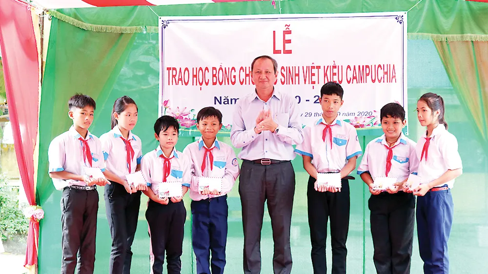 Ông Lưu Hoàng Tân - Chủ tịch, Giám đốc Công ty TNHH MTV Xổ số kiến thiết Đồng Tháp trao học hổng cho các em