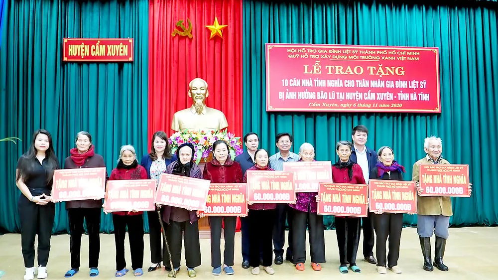 Trao quà các gia đình liệt sĩ nói riêng và gia đình có công với cách mạng nói chung khắc phục hậu quả lũ lụt do bão số 8 và số 9 gây ra tại Hà Tĩnh.