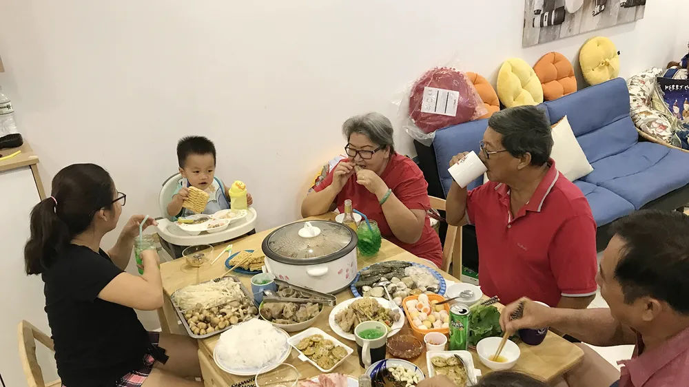 Giảm muối trong các bữa ăn hàng ngày giúp đẩy lùi bệnh tật. Ảnh: HOÀNG HÙNG