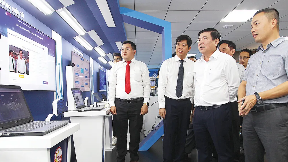 Chủ tịch UBND TPHCM Nguyễn Thành Phong thăm Không gian sáng tạo và trải nghiệm chuyển đổi số TPHCM. Ảnh: HOÀNG HÙNG
