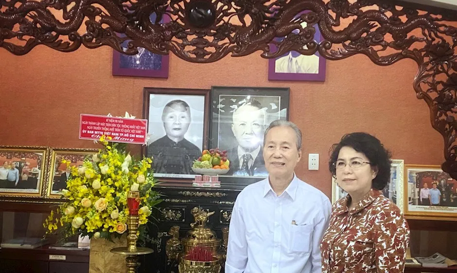 Đồng chí Tô Thị Bích Châu cùng gia đình tham quan phòng trưng bày thân thế và sự nghiệp Luật sư Nguyễn Hữu Thọ tại nhà riêng. Ảnh: hcmcpv