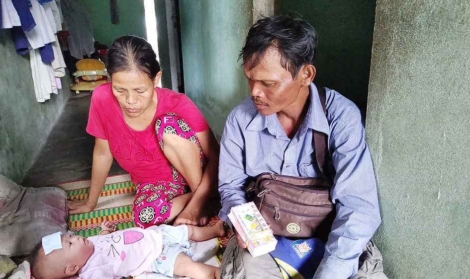 Bé Phùng Thị Kim Ngân bị bệnh tim bẩm sinh