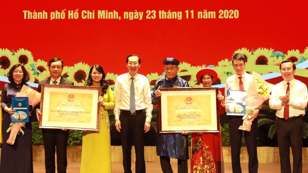 Đại diện Bộ VH-TT-DL trao bằng xếp hạng Di tích Kiến trúc nghệ thuật cấp quốc gia cho trụ sở UBND TPHCM và đình thần Linh Đông, quận Thủ Đức