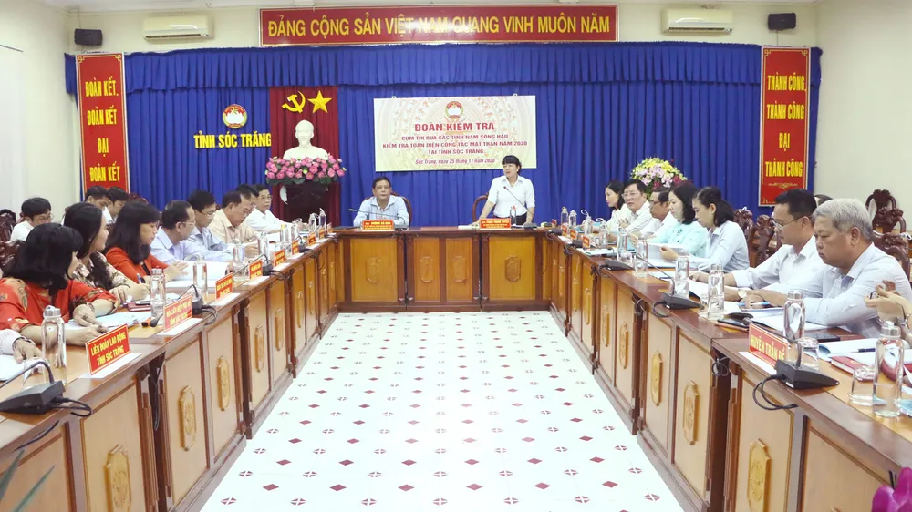 Các đại biểu tham dự buổi kiểm tra
