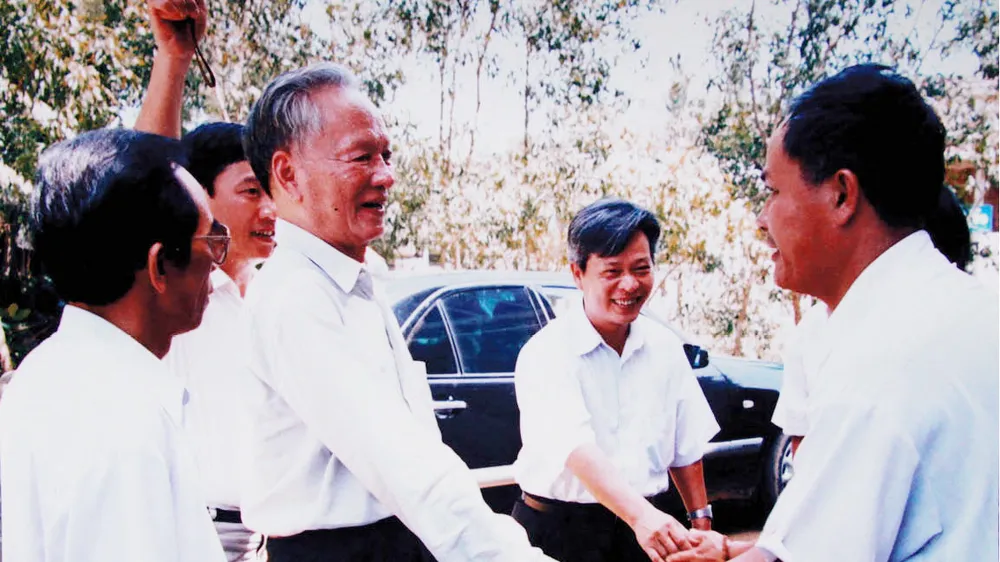 Cố Chủ tịch nước, Đại tướng Lê Đức Anh trong một lần về thăm, làm việc tại quê hương Thừa Thiên - Huế. Ảnh: Tư liệu