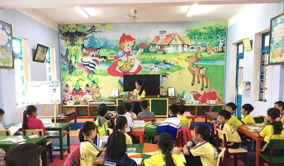 Học sinh trình bày cảm nhận về sách tại thư viện Trường Tiểu học Phú Thượng (Phú Vang, Thừa Thiên - Huế)