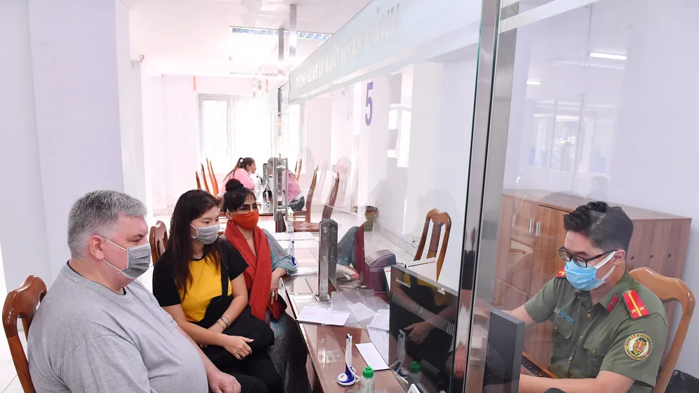 Kiều bào làm thủ tục thị thực tại Phòng Quản lý xuất nhập cảnh (PA08), Công an TPHCM. Ảnh: VIỆT DŨNG