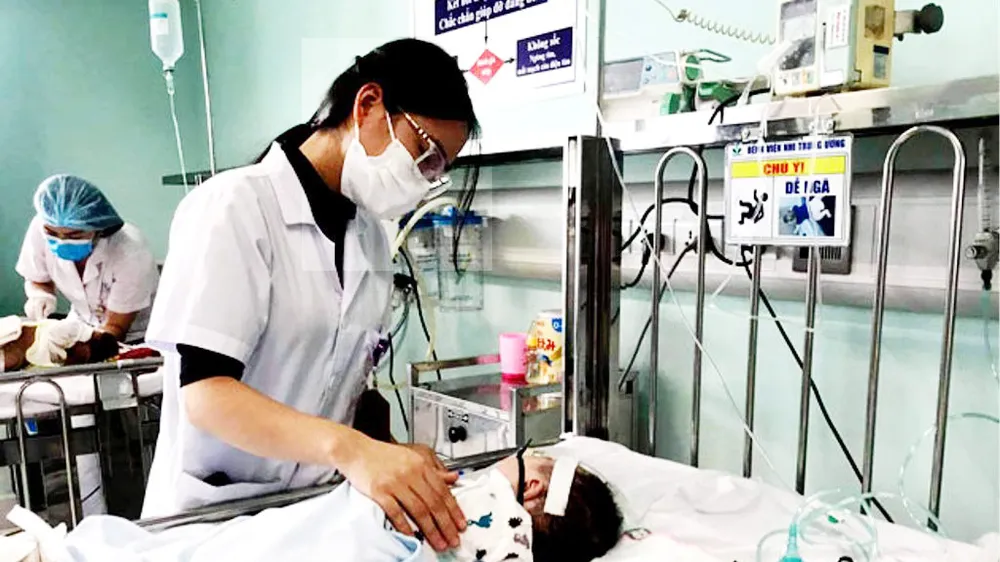 Trẻ nhỏ mắc cúm đang được điều trị tại Bệnh viện Nhi Trung ương. Ảnh: QUỐC KHÁNH